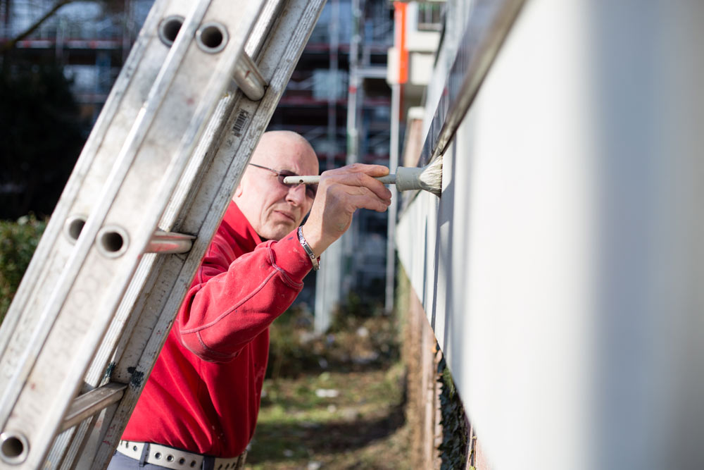 Planmatig gevelonderhoud aan zes woonblokken, schilderwerk betonnen en stalen delen, houtrotherstel en schilderen inpandig houtwerk