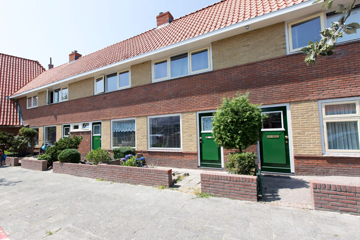 De 95 woningen hebben een frisse nieuwe uitstraling gekregen door het voeg- en metselwerkerstel. De complete gevel is duurzaam gereinigd d.m.v. glasstralen.