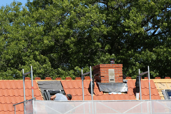 Ook de vleermuizen hebben een nieuwe behuizing gekregen (vleermuiskast op de schoorsteen). Schoorstenen zijn opgeknapt en voorzien van nieuw lood.