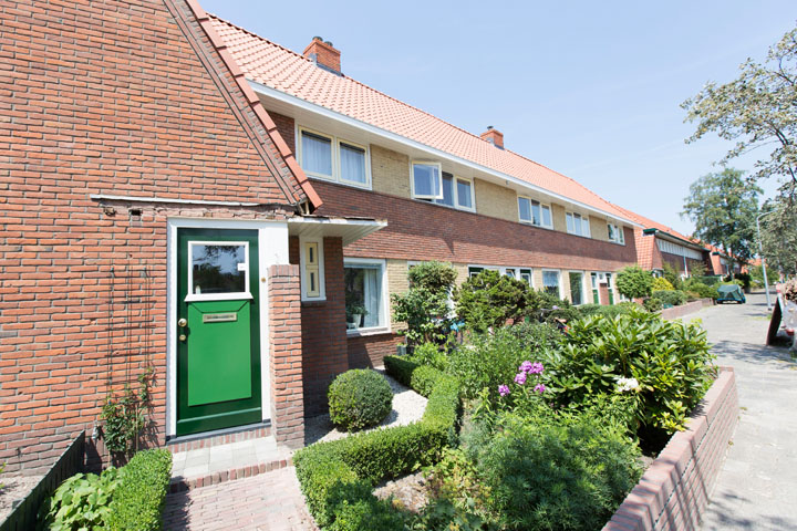 De woningen hebben een nieuwe, inbraakveilige houten voordeur gekregen. De deur is geschilderd in twee kleuren groen, conform de typerende Dudok stijl.