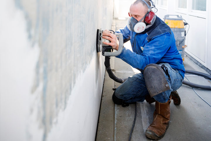 De grootste uitdaging zat in het betonwerk. Er zit meer dan 10.000 m2 beton aan de flat. Iets meer dan de helft was er slecht aan toe. Met een efficiente schuurmethode is het betonwerk kaal gehaald.