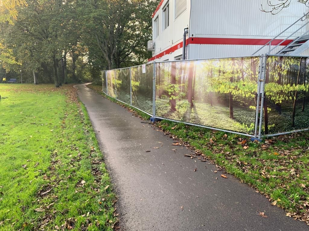 De groene bouwhekdoeken geven een rustigere uitstraling aan de bouwplaats. Omwonenden hebben positief op de doeken gereageerd.