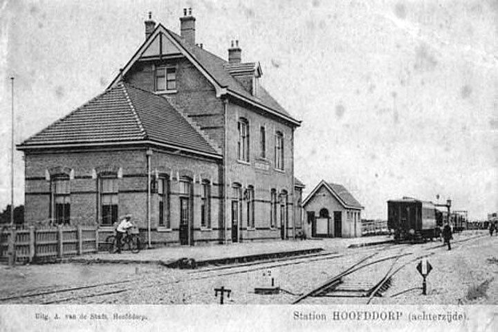 Archieffoto van het stationsgebouw rond 1912. De Spoorlijn Hoofddorp – Leiden Heerensingel werd geopend op 3 augustus 1912 en gesloten op 31 december 1935. De spoorlijn was onderdeel van de Haarlemmermeerspoorlijnen.