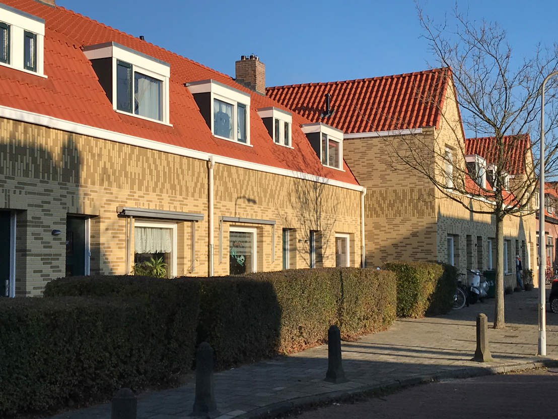 De gevels zijn van buitenaf geïsoleerd en voorzien van minerale steenstrips. Deze extra isolatieschil, zorgt samen met nieuwe beglazing en keramische dakpannen voor een nieuwe ‘warme jas’ om de woningen. Van een energielabel F/G naar A/B