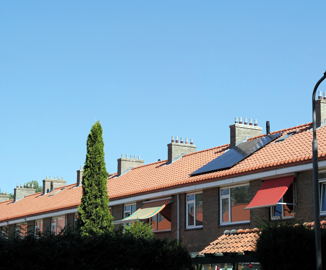 Foto: Willem Kruijshaarstraat | Wanneer bewoners interesse hebben in zonnepanelen dan laat Rochdale zes zonnepanelen op het dak leggen. De opbrengst is voldoende voor het (gemiddelde) energieverbruik.