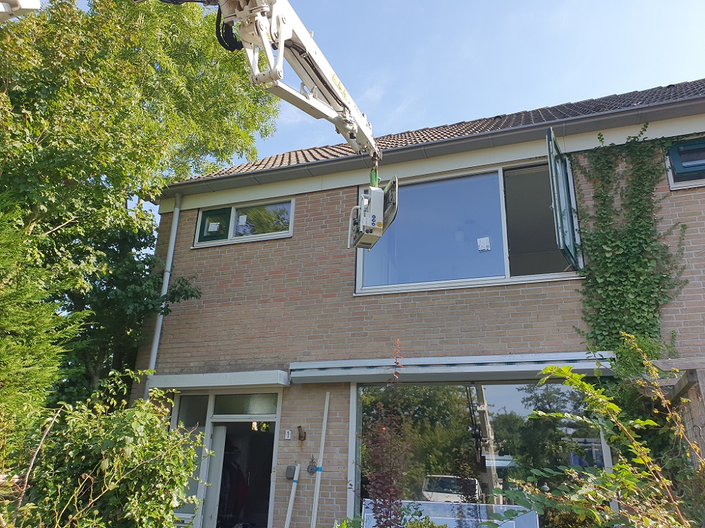 De kozijnen zijn voorzien van isolatieglas. Mede door het isolatieglas zijn de woningen nu comfortabeler en hebben ze een lager energieverbruik.