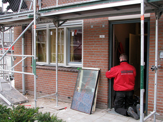 Plaatsen van HR++ isolatieglas, uitvoeren van mutatie-werkzaamheden op adresniveau (keukenblokken, herstelwerk).