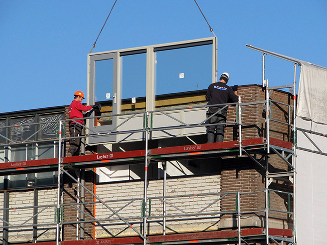 Renoveren houten kozijnen op de balkons, aanbrengen 'verhuisraam' en verwijderen hijsbalken