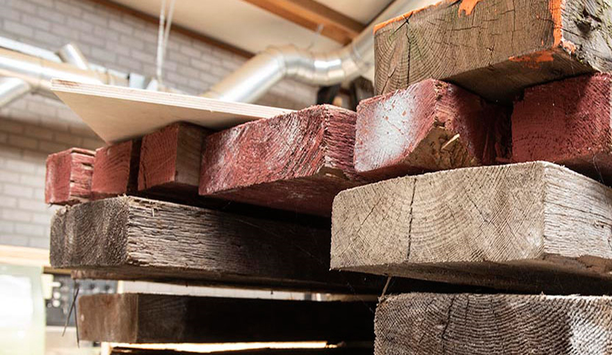 Toepassing VELUX dakraam van reclaimed hout bespaart grondstoffen en CO2 