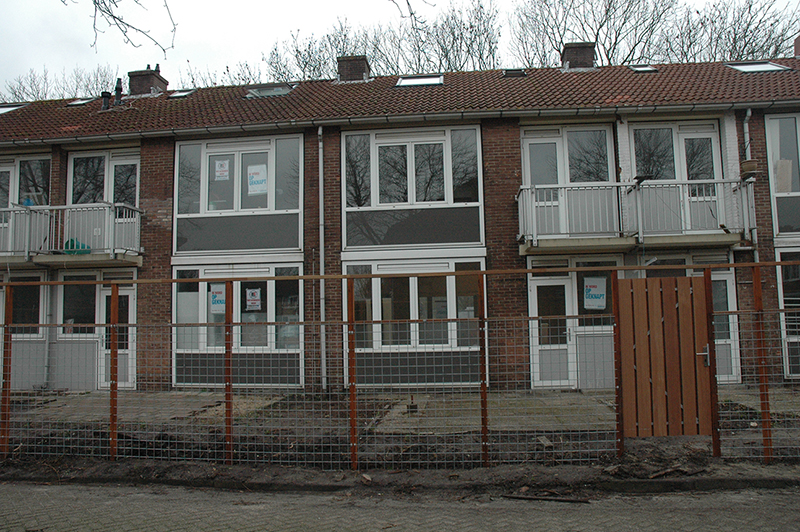 De tuinen krijgen een nieuwe pergola en hardhouten toegangsdeur.