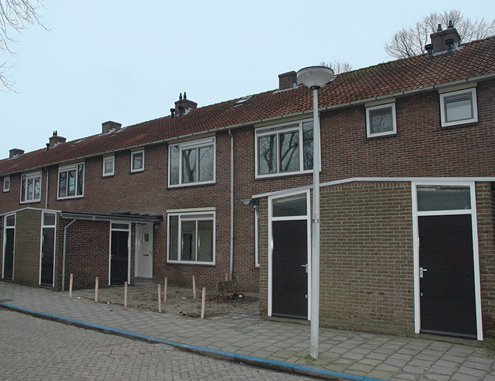 De daken worden van binnenuit geïsoleerd en iedere woning wordt voorzien van nieuwe binnenpakketten voor de keuken, de badkamer en het toilet.